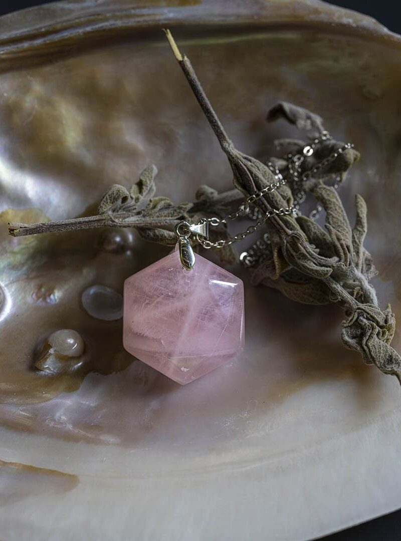 Alternative view of PEMBE KUVARS KOLYE ALTIGEN FORM
