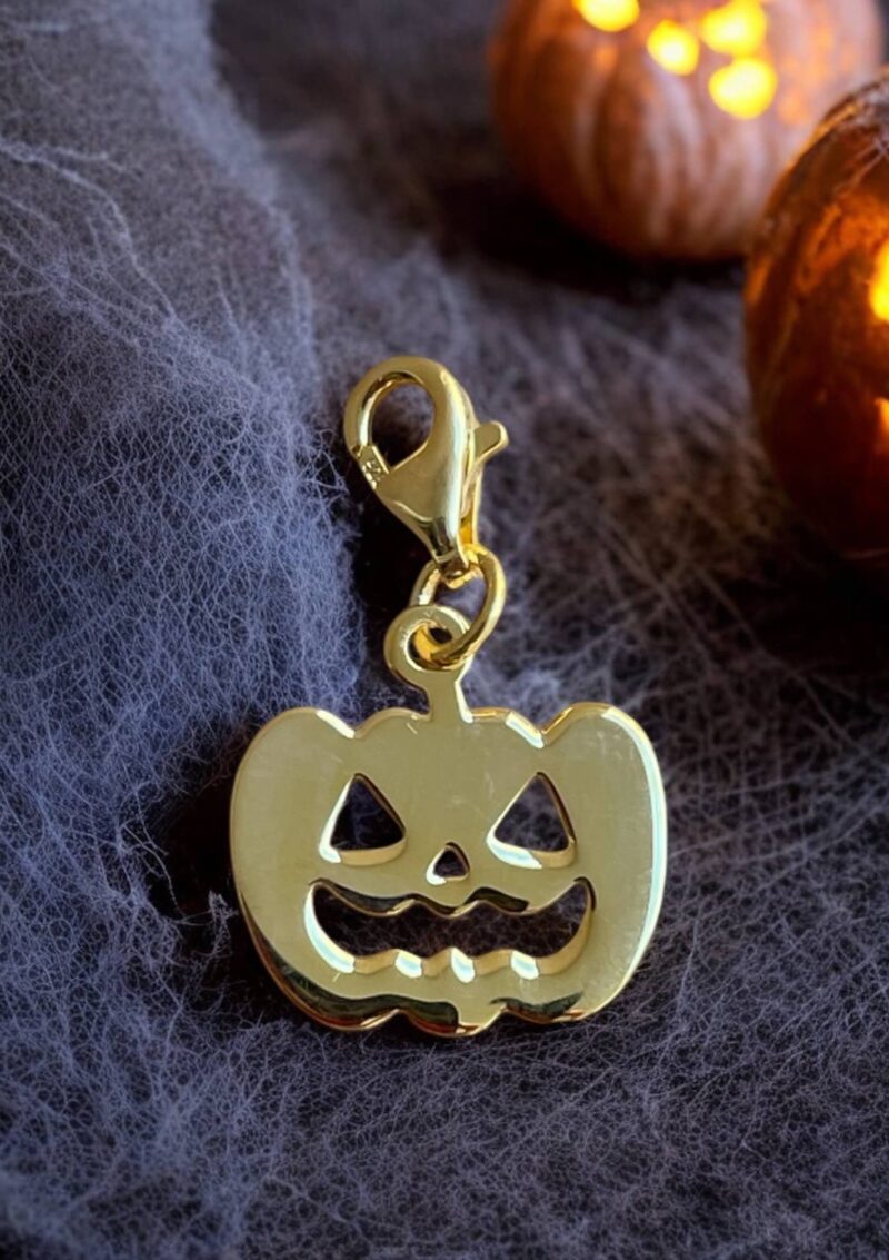 Alternative view of HALLOWEEN CHARM